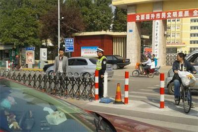 淮陰公安分局創(chuàng)新設(shè)置“可變護(hù)欄”，精準(zhǔn)破解校園門(mén)前交通頑疾